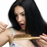 Эксперты рассказали, как бороться с выпадением волос