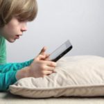 Медики назвали последствия зависимости от смартфонов в детстве